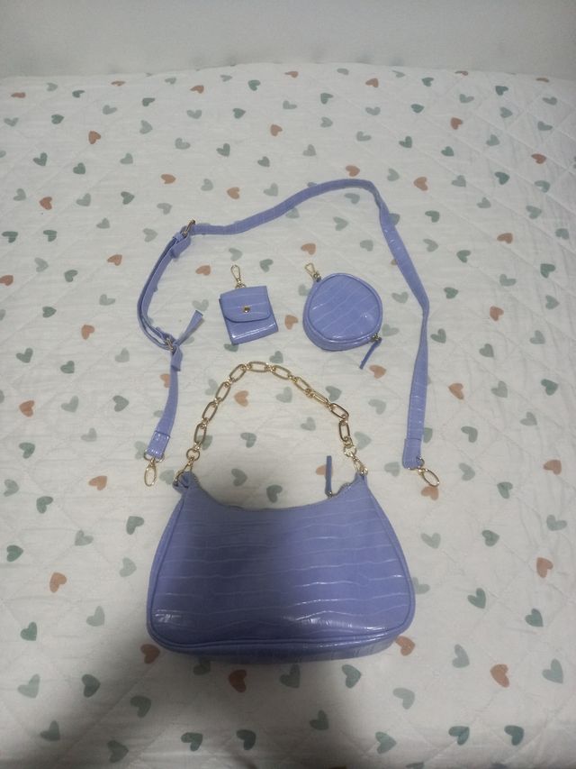 BOLSO AZUL Y PLATEADO CON COMPLEMENTOS