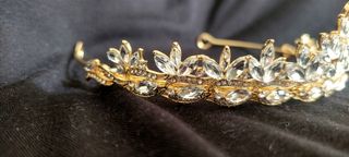 Tiara plateada con cristales