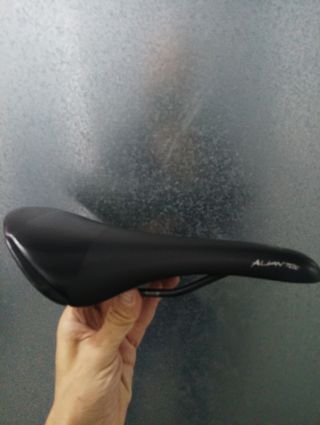 Sillín fizik aliante R7 magnesio.