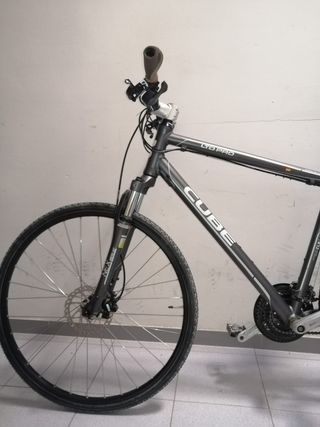 Bicicleta Híbrida Cube Aluminio