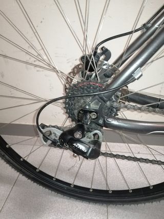 Bicicleta Híbrida Cube Aluminio