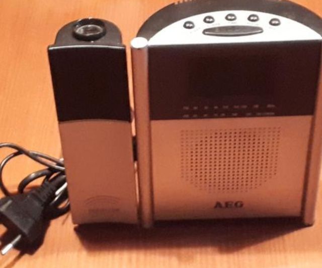 Radio despertador hora enfoque en techo