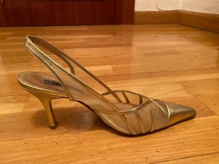 Zapatos tacón dorados