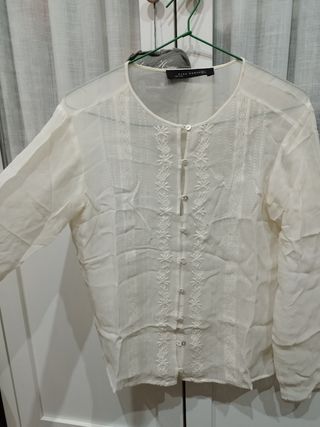 Camisa blanca con bordados