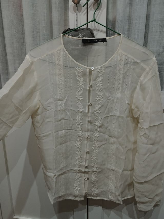 Camisa blanca con bordados