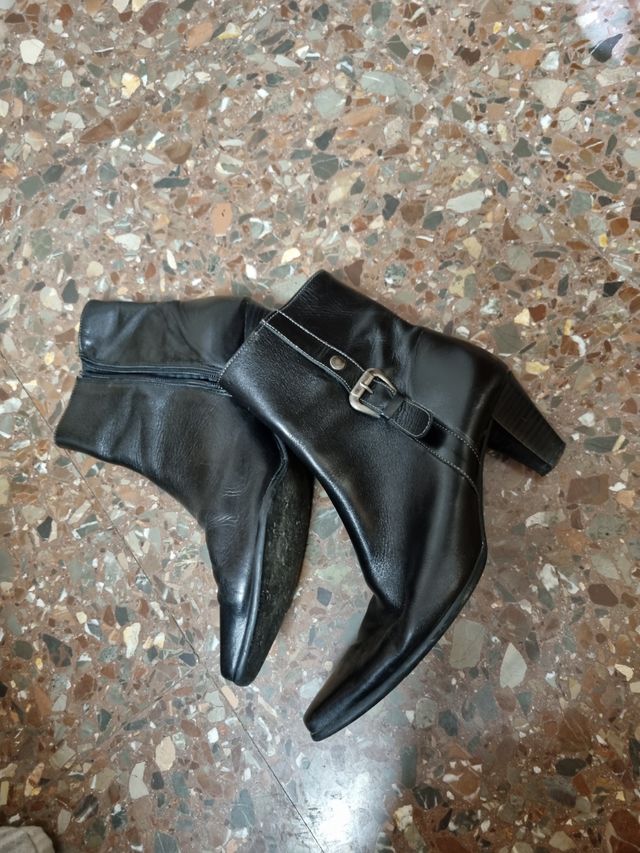 Botines negros de piel, polipiel y ante