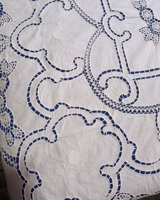 Colcha antigua de hilo bordada