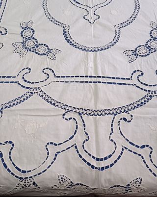 Colcha antigua de hilo bordada