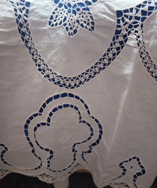 Colcha antigua de hilo bordada