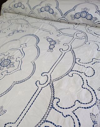 Colcha antigua de hilo bordada