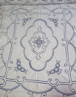 Colcha antigua de hilo bordada