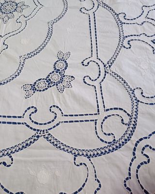 Colcha antigua de hilo bordada