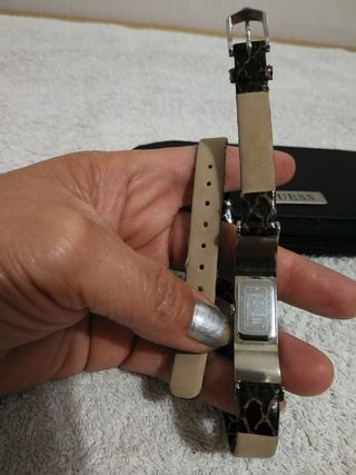 Reloj de pulsera de mujer. GUESS.