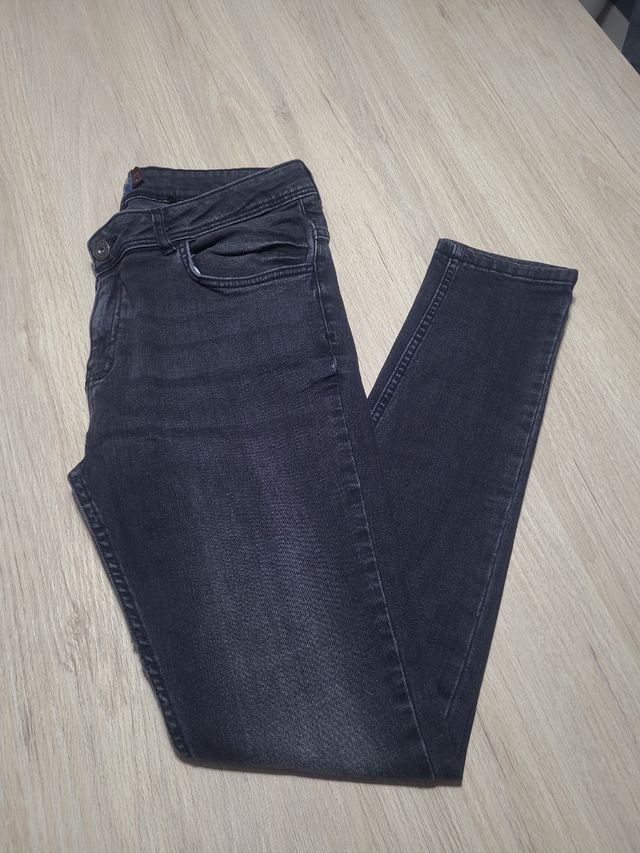 Pantalon Vaquero negro chico.