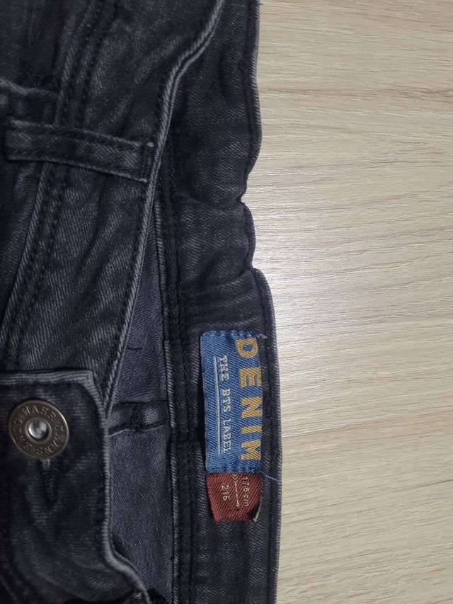 Pantalon Vaquero negro chico.