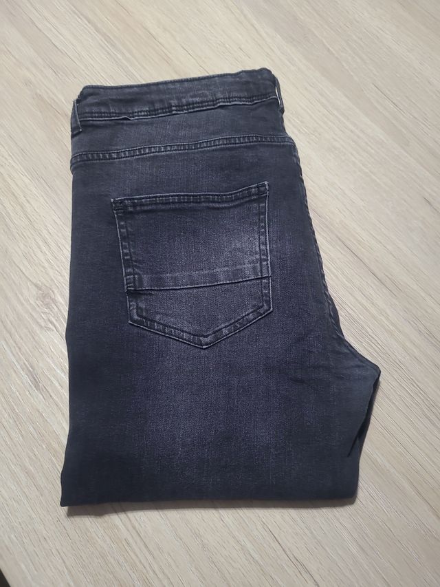 Pantalon Vaquero negro chico.
