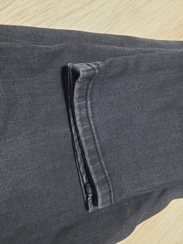 Pantalon Vaquero negro chico.