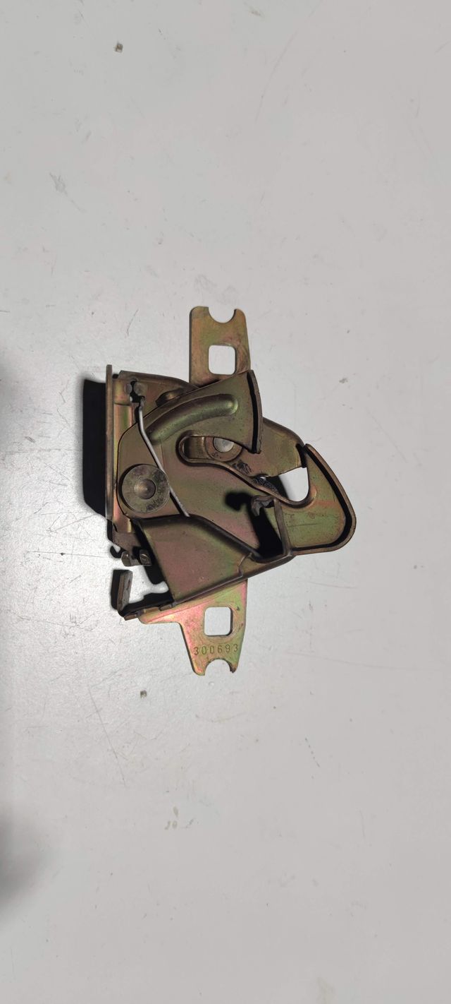 Cerradura de capó Volkswagen Golf MK3