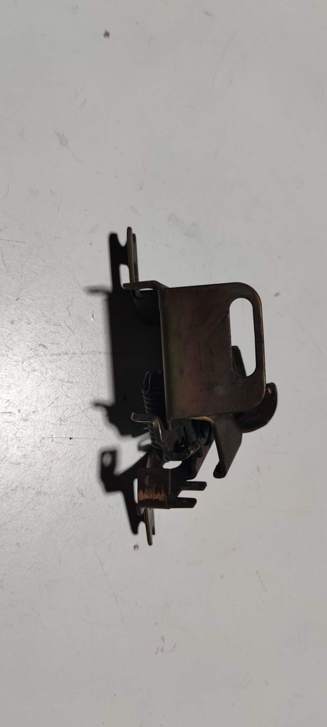 Cerradura de capó Volkswagen Golf MK3