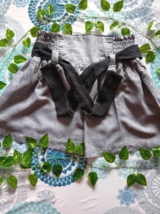 Falda gris Stradivarius 