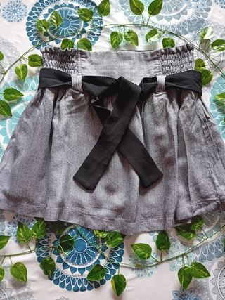 Falda gris Stradivarius 