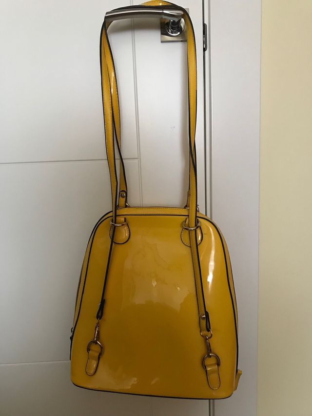 bolso mochila amarillo charol