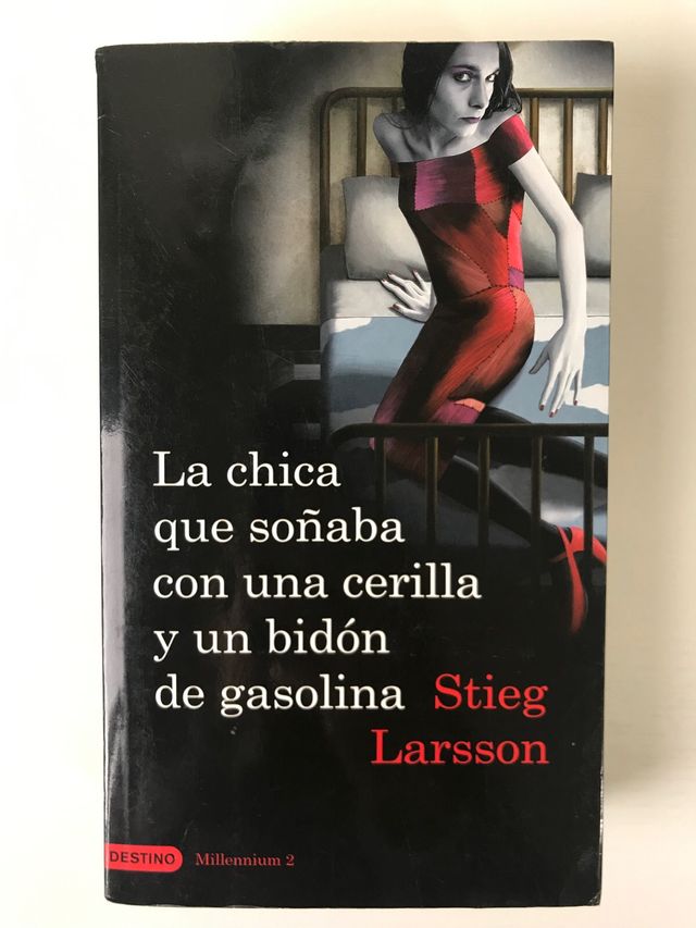 La chica quesoñabaconunacerilla yunbidóndegasolina