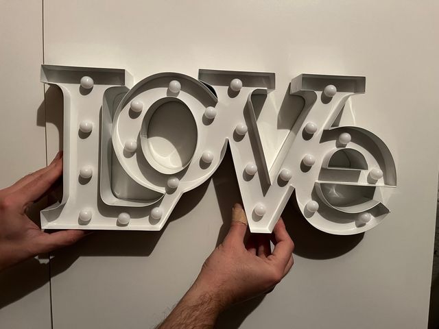 Scritta luminosa "Love" (Bianca, Navaris)