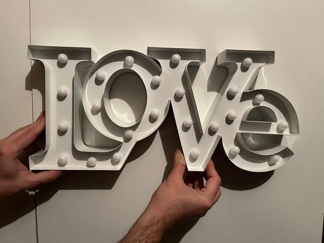 Scritta luminosa "Love" (Bianca, Navaris)