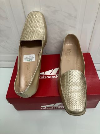 zapato color dorado
