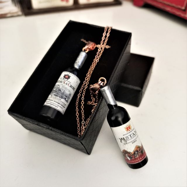 Cadena de acero con colgante de botella de vino
