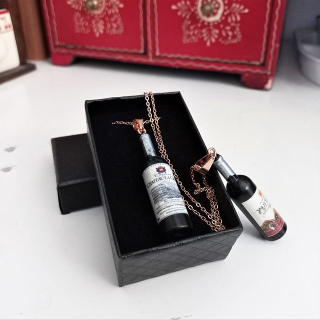 Cadena de acero con colgante de botella de vino