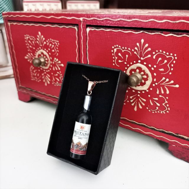 Cadena de acero con colgante de botella de vino