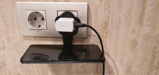 Soporte para cargador de móvil 