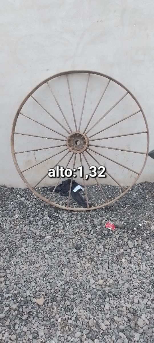 Rueda de hierro antigua 