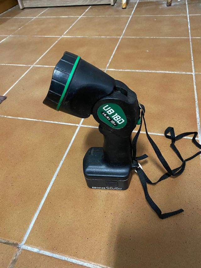 linterna con batería hitachi