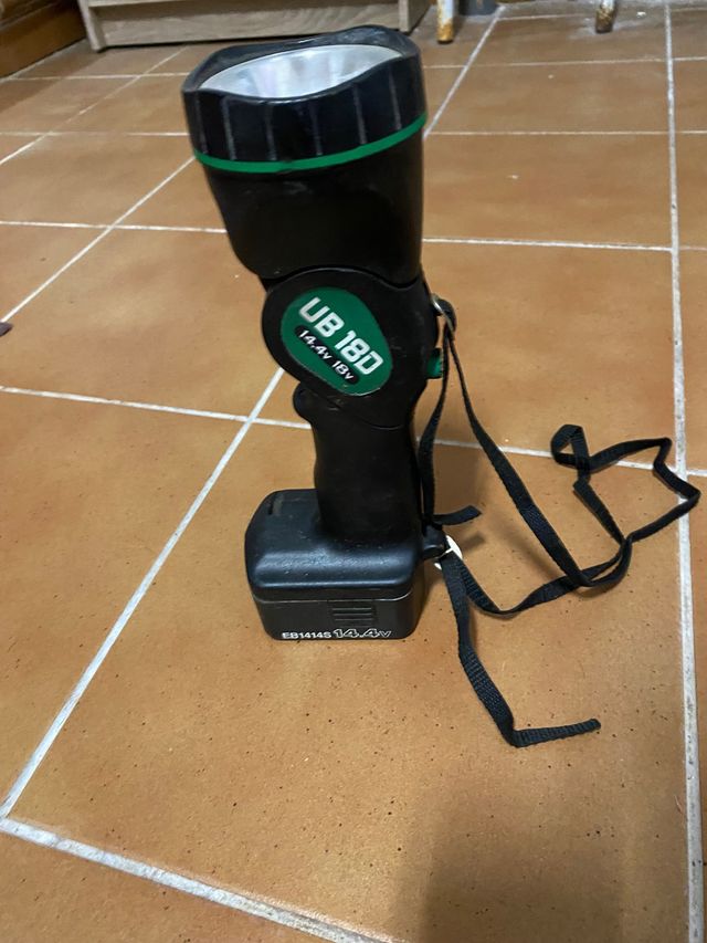 linterna con batería hitachi