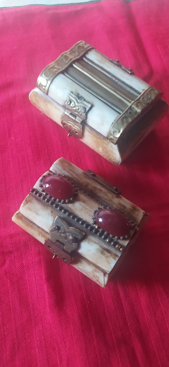 Caja de huesos latón