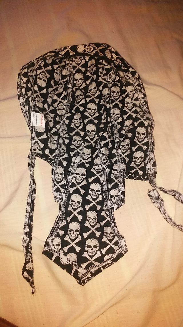 Pañuelo con motivos de huesos y calaveras