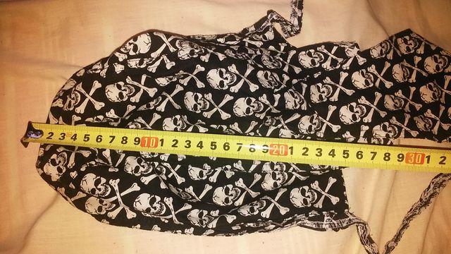 Pañuelo con motivos de huesos y calaveras