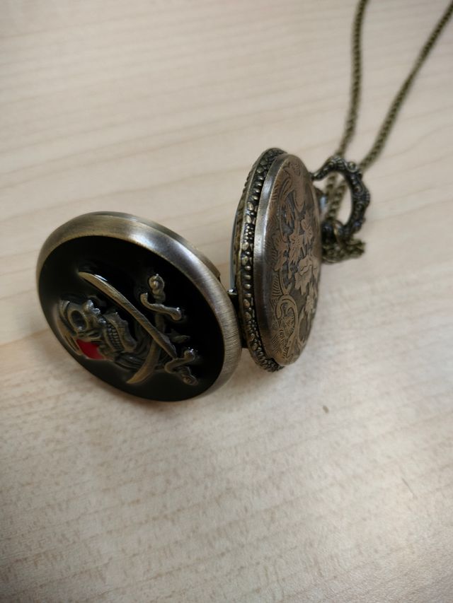 Reloj escudo Piratas emblema en relieve nuevo