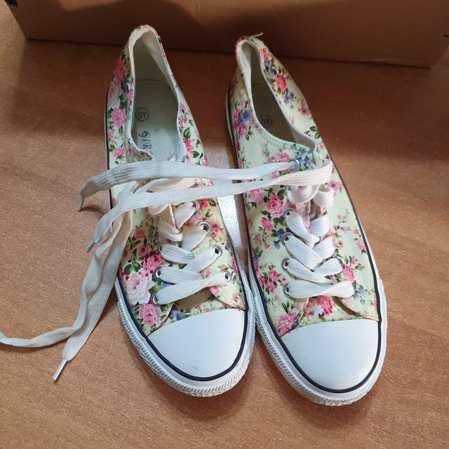 Scarpe fantasia floreale