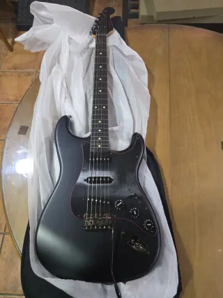 Fender Ltd noir stratocaster Black Japan guitarra