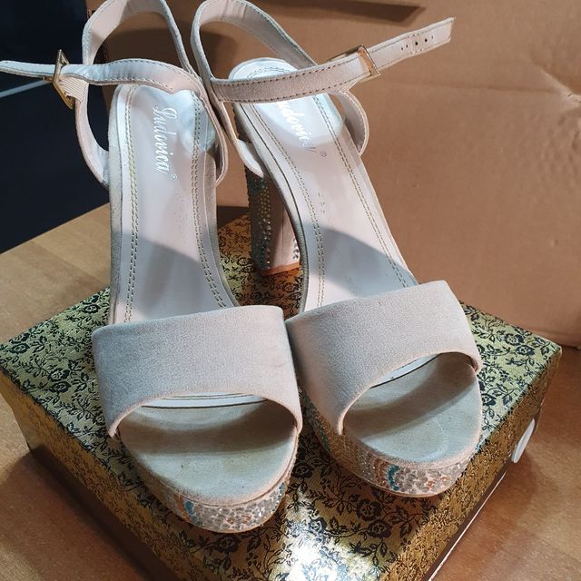 Sandali con tacco e paillettes