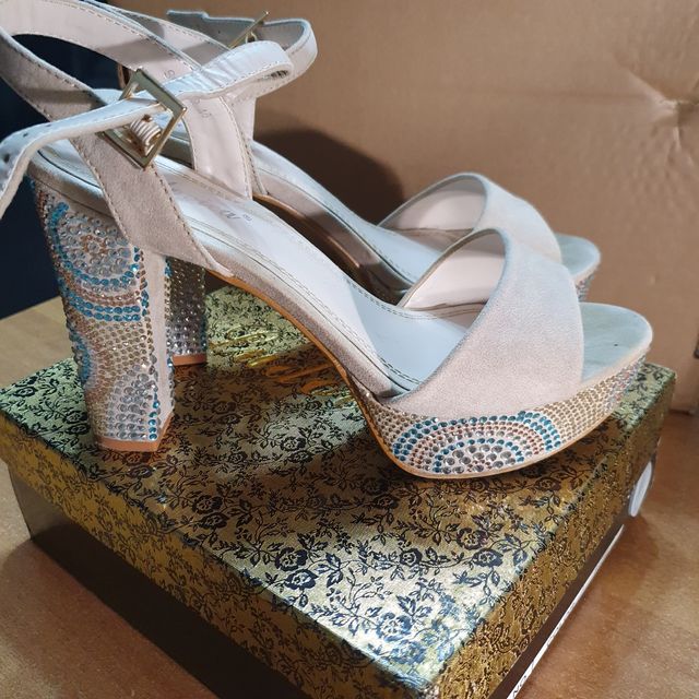 Sandali con tacco e paillettes