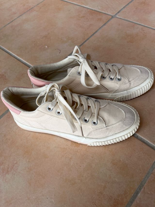 zapatillas lona color crema detalle en rosa palo