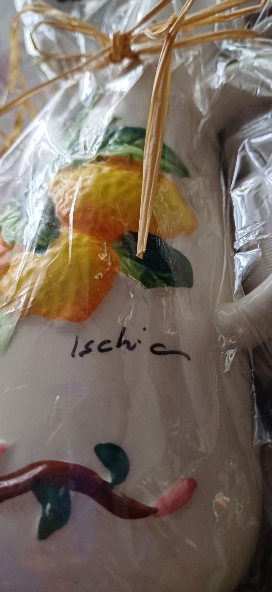 Bottiglia di aceto e strofinaccio di Ischia