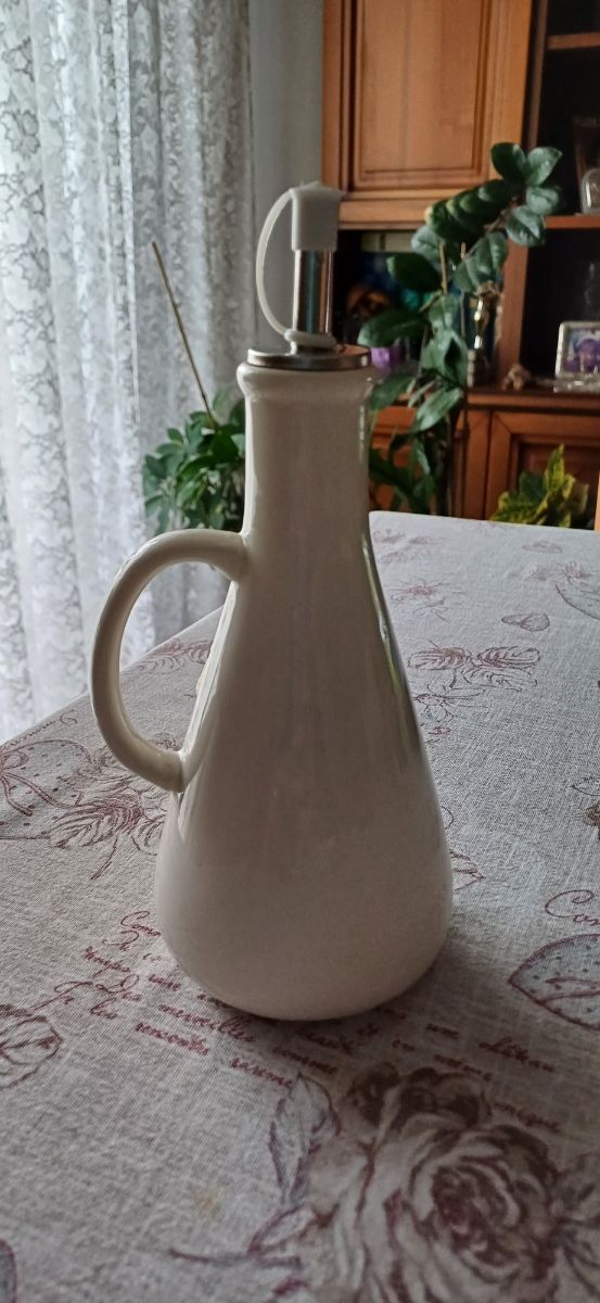 Bottiglia di aceto e strofinaccio di Ischia