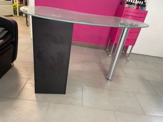 Mesa de manicura con cristal templado.