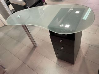 Mesa de manicura con cristal templado.